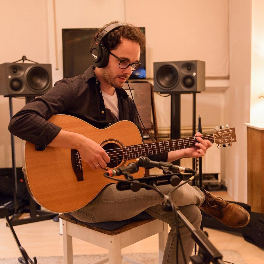 Florijan van der Holz im Studio #1 spielt Akustikgitarre ein. Florijan van der Holz – Singer-Songwriter Folk-Pop aus Stuttgart