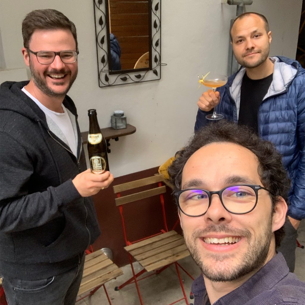 Das FvdH Trio genießt gute Drinks im Holzmaler Stuttgart